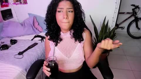 Snapshot of freaky_lia chatting on 13, 2, 2025 Lia Gomez online show from 13, 2, 2025