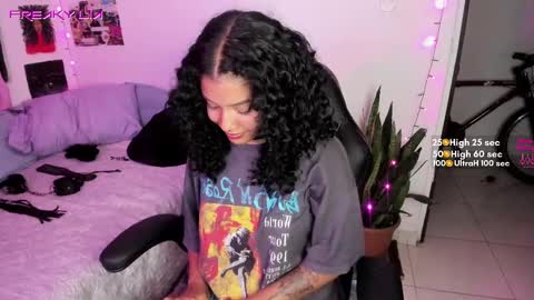 Snapshot of freaky_lia chatting on 19, 2, 2025 Lia Gomez online show from 19, 2, 2025