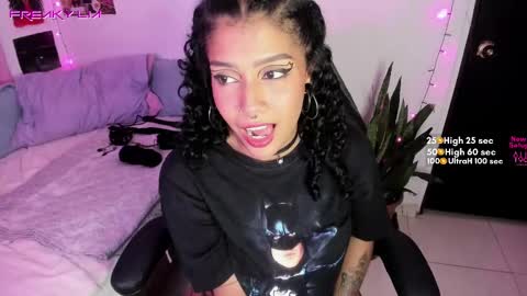 Snapshot of freaky_lia chatting on 24, 2, 2025 Lia Gomez online show from 24, 2, 2025