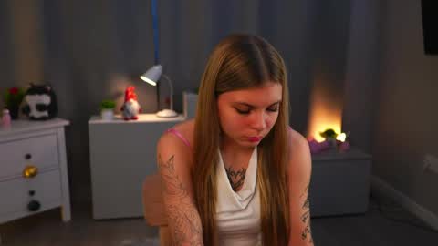 Snapshot of fredericahadley chatting on 22, 4, 2026 Hey im Olivia im glat to see you in mu room3 online show from 22, 4, 2026