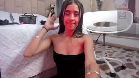 Snapshot of gabyowenss_ chatting on 12, 4, 2026 Gaby Owens online show from 12, 4, 2026