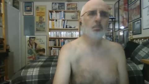 Snapshot of gentcallr chatting on 22, 10, 2025 Steve online show from 22, 10, 2025