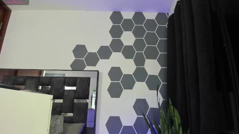 L A U R A online show from 21, 12, 2024