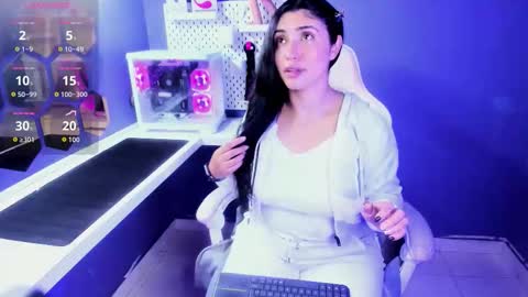 Danna Astrom online show from 12, 11, 2025