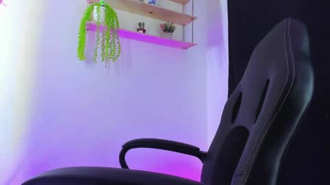 giaaaa   online show from 5, 4, 2026