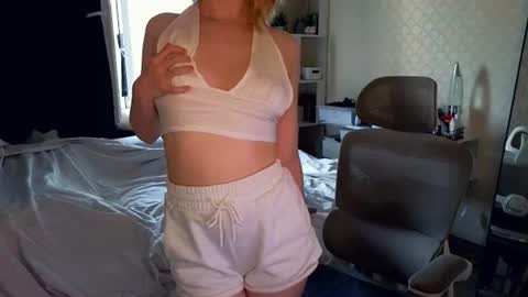 Snapshot of gimmergirls_ chatting on 5, 7, 2026 Klara online show from 5, 7, 2026