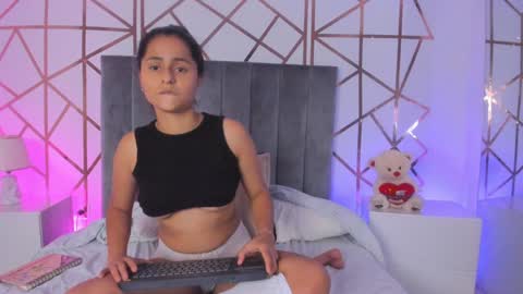 Snapshot of giselle_roldan chatting on 7, 2, 2025 GISELLE ROLDAN online show from 7, 2, 2025
