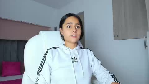 Snapshot of giselle_roldan chatting on 13, 9, 2025 GISELLE ROLDAN online show from 13, 9, 2025
