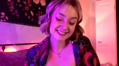 Snapshot of givemesweetdreams chatting on 21, 10, 2025 givemesweetdreams online show from 21, 10, 2025