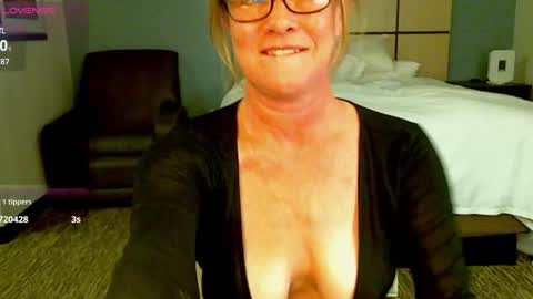 Snapshot of glam_cat chatting on 12, 12, 2024 Gwendolyn online show from 12, 12, 2024