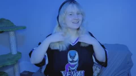 Snapshot of glitchwitch chatting on 4, 7, 2026 Glitch online show from 4, 7, 2026