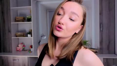 Snapshot of gloryturbes chatting on 3, 11, 2025 Mary  online show from 3, 11, 2025