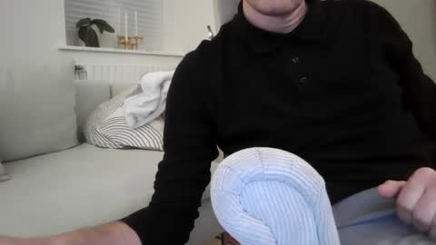 Snapshot of gnusmas4you chatting on 17, 12, 2025 Gnusmas4you online show from 17, 12, 2025