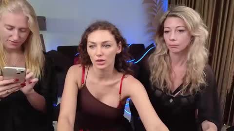 Snapshot of goddess_marylin chatting on 19, 12, 2024   330 UTC2 girls   online show from 19, 12, 2024
