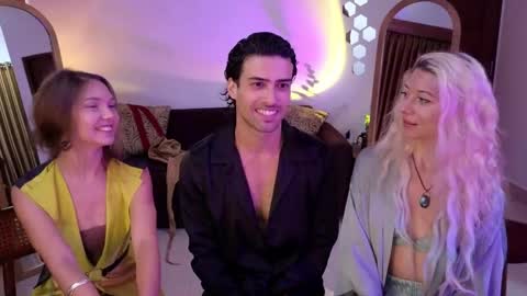 Snapshot of goddess_marylin chatting on 15, 4, 2026 330 UTC2 girls online show from 15, 4, 2026