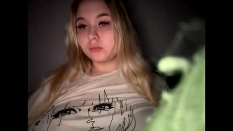 Snapshot of green_eyes_twinkl chatting on 21, 4, 2026 Lina 3 online show from 21, 4, 2026