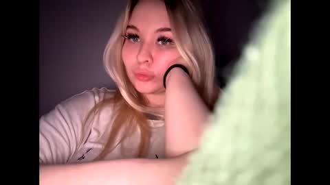 Snapshot of green_eyes_twinkl chatting on 22, 4, 2026 Lina 3 online show from 22, 4, 2026