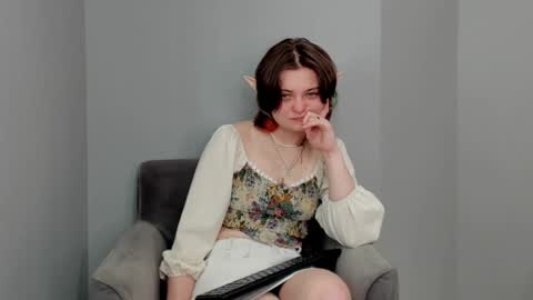 Snapshot of greenelfapril chatting on 4, 1, 2025 April online show from 4, 1, 2025