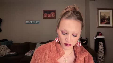 Snapshot of greenxxxqueen chatting on 22, 12, 2024 SexQueen Nikki online show from 22, 12, 2024
