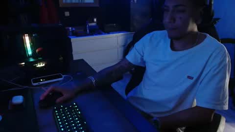 Snapshot of guayaco_ chatting on 18, 11, 2025 Guayaco online show from 18, 11, 2025