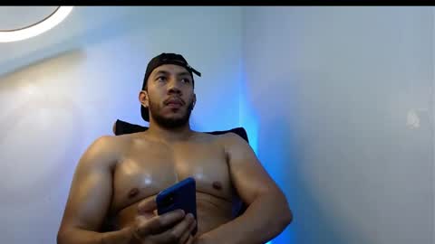 Snapshot of gurushake chatting on 18, 4, 2026 holl latino online show from 18, 4, 2026