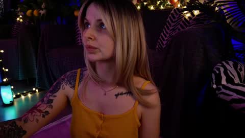 Snapshot of gwenhilton chatting on 13, 2, 2025 gwenhilton online show from 13, 2, 2025