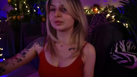 Snapshot of gwenhilton chatting on 18, 2, 2025 gwenhilton online show from 18, 2, 2025