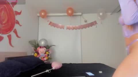 Snapshot of gwyneth_paltrow chatting on 12, 3, 2025 online show from 12, 3, 2025