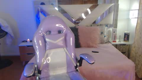 Snapshot of gyal_8_ chatting on 6, 11, 2025 gyal_8_ online show from 6, 11, 2025