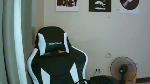 Snapshot of gymnasmenos chatting on 23, 4, 2026 AJ online show from 23, 4, 2026