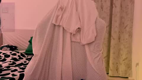 Snapshot of h2h0e chatting on 15, 4, 2026 Lana online show from 15, 4, 2026