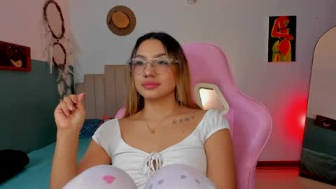 Snapshot of h3y_mia3 chatting on 16, 4, 2026 Paulina online show from 16, 4, 2026