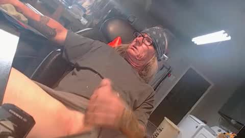 Snapshot of handystud33 chatting on 8, 5, 2026 handystud33 online show from 8, 5, 2026
