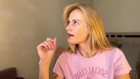 Snapshot of hannah_levis_ chatting on 30, 9, 2025 hannah levis online show from 30, 9, 2025