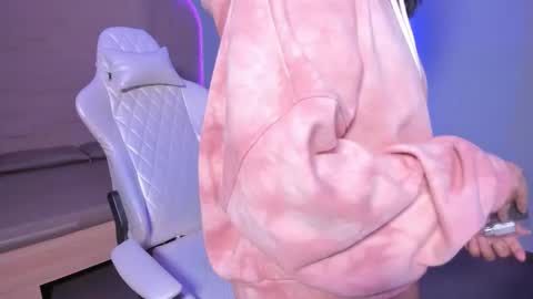 hannahmonttgomery  Help me reach 100 Hands up online show from 14, 12, 2025