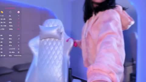 hannahmonttgomery  Help me reach 100 Hands up online show from 1, 3, 2026