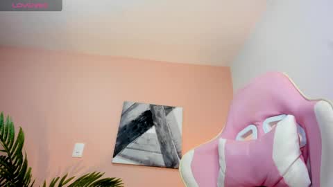 Snapshot of hannamiller_1 chatting on 21, 4, 2026 Hanna Miller online show from 21, 4, 2026