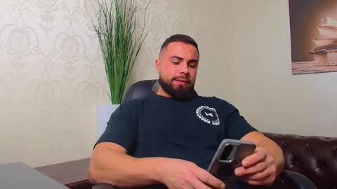 Snapshot of hayeswood chatting on 30, 11, 2025 HayesWood online show from 30, 11, 2025