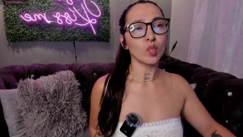 Snapshot of haze_vibes chatting on 11, 4, 2026 Maria online show from 11, 4, 2026