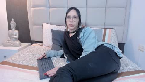 Keira Hecate online show from 8, 2, 2025