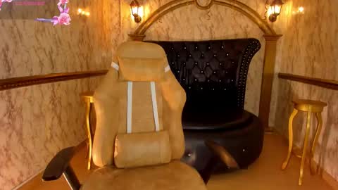 Snapshot of helenstanfordd chatting on 15, 11, 2025 Helen or Hells online show from 15, 11, 2025