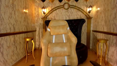 Snapshot of helenstanfordd chatting on 18, 11, 2025 Helen or Hells online show from 18, 11, 2025