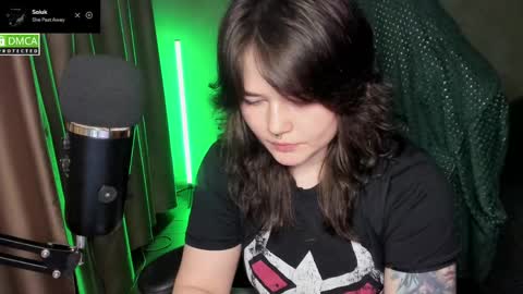 Snapshot of hell_hotline chatting on 4, 5, 2026 Red online show from 4, 5, 2026