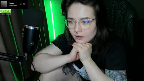 Snapshot of hell_hotline chatting on 7, 5, 2026 Red online show from 7, 5, 2026