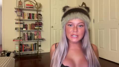 hellokittyluverr online show from 4, 11, 2025