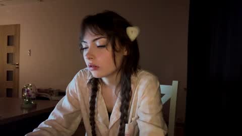 Snapshot of hellyluxury chatting on 19, 6, 2026 hellyluxury online show from 19, 6, 2026