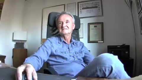 Snapshot of helmut227 chatting on 7, 11, 2025 helmut227 online show from 7, 11, 2025