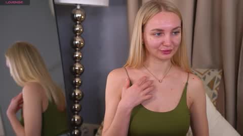 Snapshot of hey_becky chatting on 2, 3, 2026 Becky online show from 2, 3, 2026