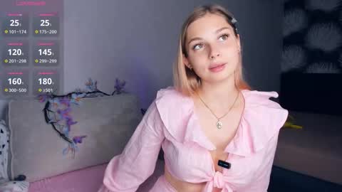 Snapshot of hidden_charm chatting on 19, 9, 2025 Elizabeth online show from 19, 9, 2025