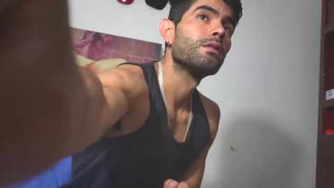 Snapshot of hideonbush051 chatting on 3, 3, 2026 hideonbush online show from 3, 3, 2026